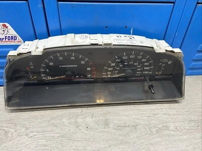 Cuadro de instrumentos velocímetro 96 97 Toyota 4 Runner 4x4 indicadores 332.293 millas Foto 1 de 4