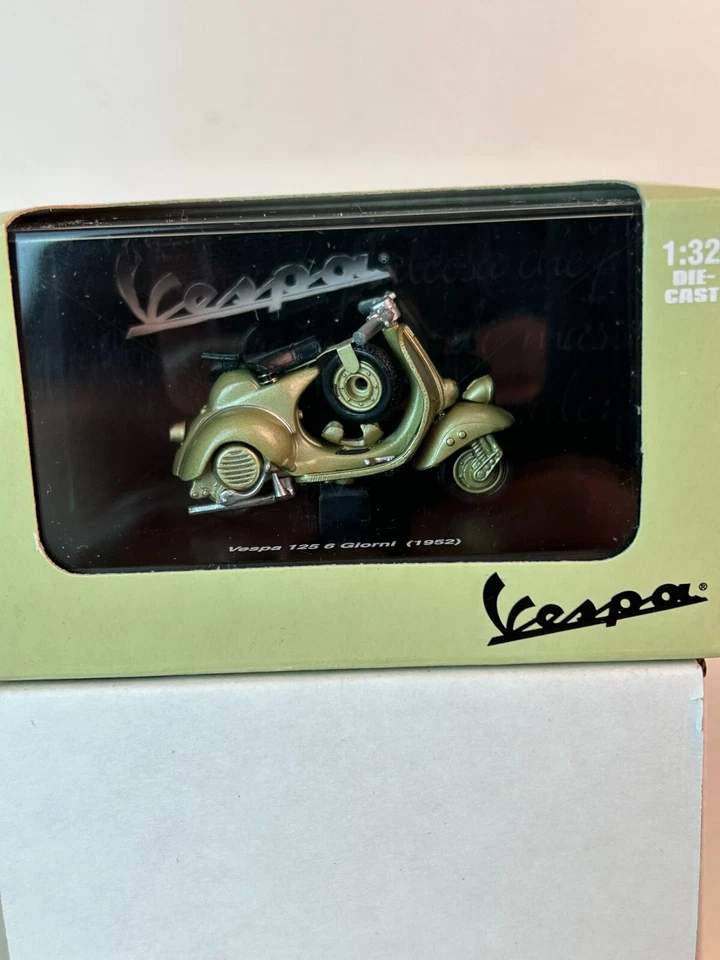 New Ray 1:32 Scale 1952 Vespa 125 6 Giorni Scooter - Image 1 of 4