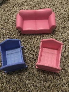 Sofá rosa y 2 cunas Fisher Price Loving Family vintage para casa de muñecas 04 - Imagen 1 de 4