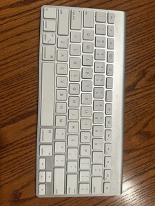Apple A1314 Wireless Keyboard Works Great Bluetooth Silver AA - Picture 1 of 3