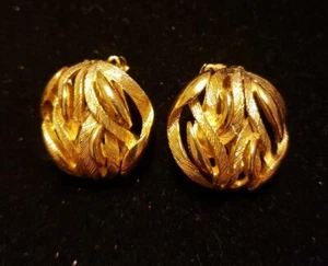 Lisner Vintage Costume Earrings Leaf Design Frosted Goldtone Clip on 1  1/4 inch - Picture 1 of 8