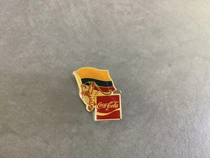 Colombia 1988 Summer Olympic Games Coca-Cola Hodori Tiger Flag Pin-NEW - Picture 1 of 2