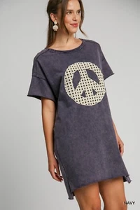 Mini vestido para mujer Umgee Peace Sign lavado mineral en azul marino - Imagen 1 de 4
