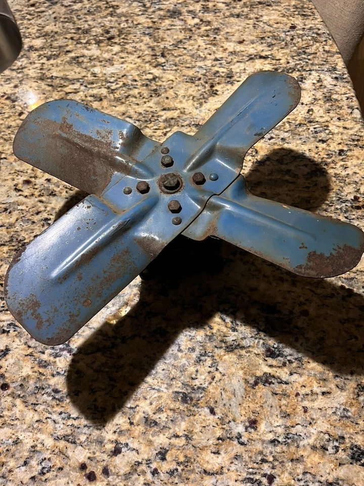 4-blade Cooling Fan & Pulley Chevrolet Truck 1941-1946  - Image 1 of 4