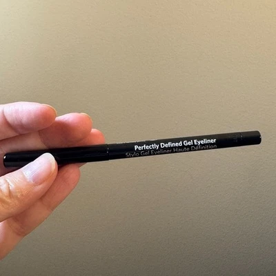 Delineador de ojos en gel Bobbi Brown perfectamente definido Pitch negro 0,01 oz nuevo sin caja Foto 1 de 2