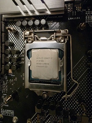 i7 8700k (6C/12T), ASUS Z390-A, 4x8GB (32GB) DDR4, 240mm AIO Combo GAMING SETUP! - Image 1 of 4