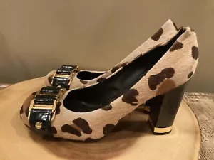 Decolte Tory Burch Martha stampa leopardata capelli di vitello catena maglia tacco blocco! 7M - Foto 1 di 9