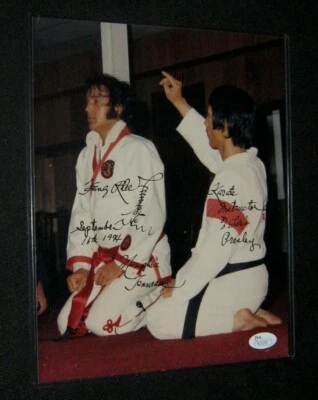 Foto de prueba original firmada por Kang Rhee 8x10 Elvis Presley octavo grado cinturón negro JSA #2 Foto 1 de 2