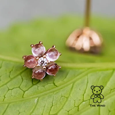 Aretes de diamantes de zafiro rosa con flor de ciruela Sakura de oro rosa de 18 k Foto 1 de 4