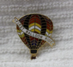 Vintage erste Ballonfahrt 1" x 1" Anstecknadel Brosche Anstecknadel Regenbogenfarben - Bild 1 von 2