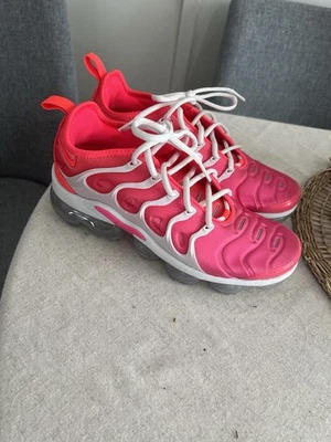 NIKE W AIR VAPORMAX PLUS PLATINUM TINTE/FLASH CARMESÍ [CZ7995 001] EE. UU. WMN TALLA 8,5 Foto 1 de 4