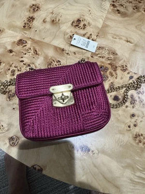 ¡Vacaciones perfectas! Bolso sin asas de noche de seda Cranberry nuevo con etiquetas con correa dorada Talbot’s Foto 1 de 4