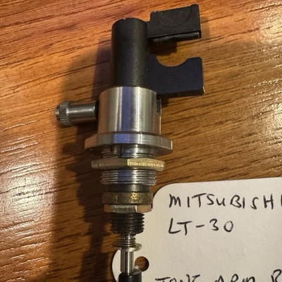 REPOSABRAZOS MITSUBISHI LT-30 TONO ORIGINAL - EXCELENTE ESTADO Foto 1 de 4