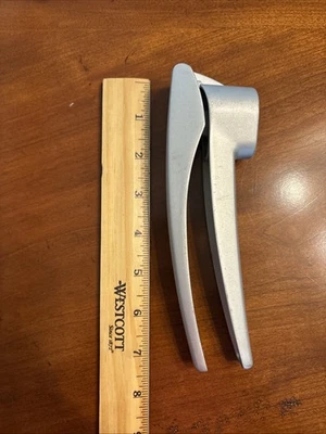 Prensa de ajo Zyliss aluminio fundido metal cesta grande hecha en Suiza Foto 1 de 4