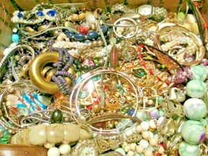 2 PFUND KONVOLUT Mode verschiedene Schmuckstücke, tragbar, Vintage und neu.8 - Bild 1 von 11