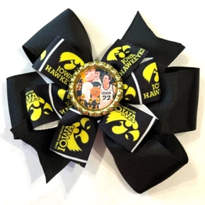 Hermosos Iowa Hawkeyes (No. 22 WNBA) lazo de pelo inspirado para niñas. - Imagen 1 de 3
