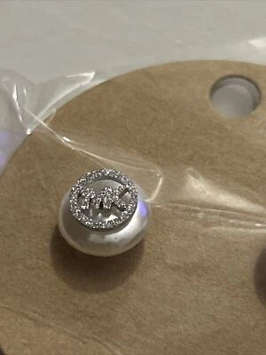 Pendientes de perlas MK con tachuelas acabado en oro blanco Foto 1 de 3