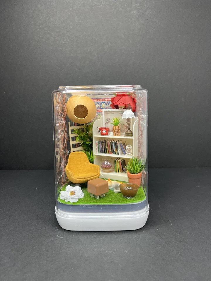 Cadeira e estante amarelas com gabinete de aranha pulando gato - Imagem 1 de 1