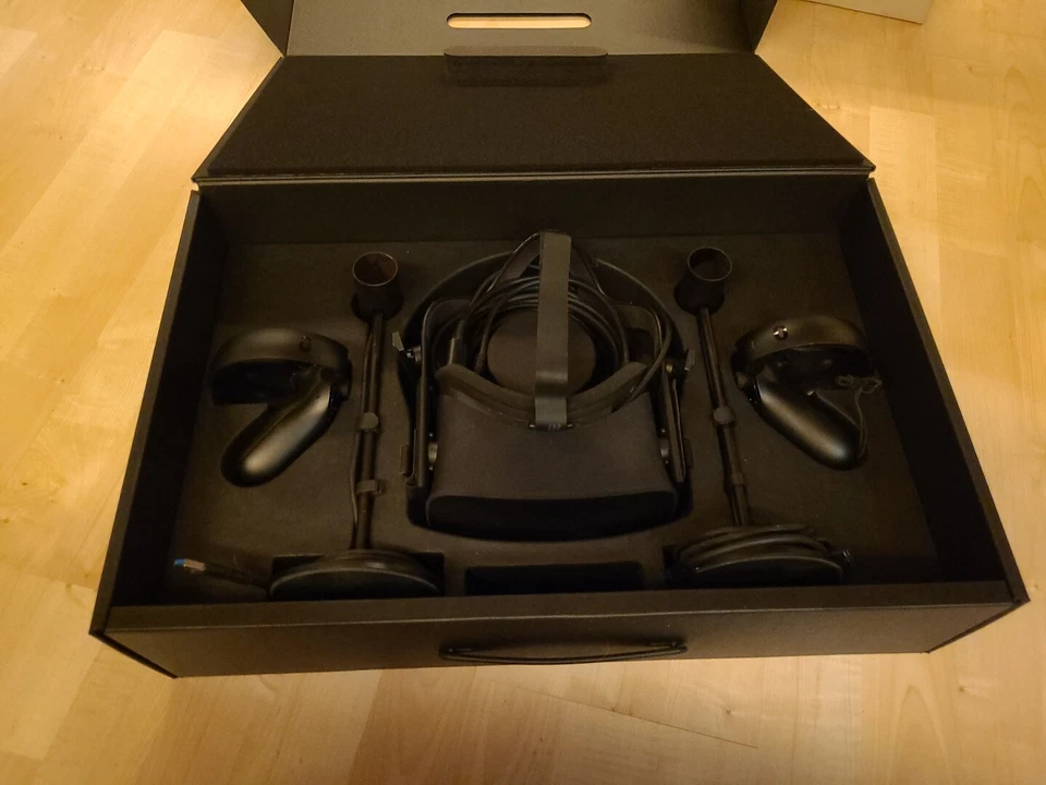 Oculus Rift VR-Headset Mit Sensoren und Controllern - Bild 1 von 1