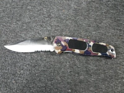 Cuchillo de bolsillo Fury 44433 púrpura camuflaje agarre negro acero inoxidable combo dentado Foto 1 de 4