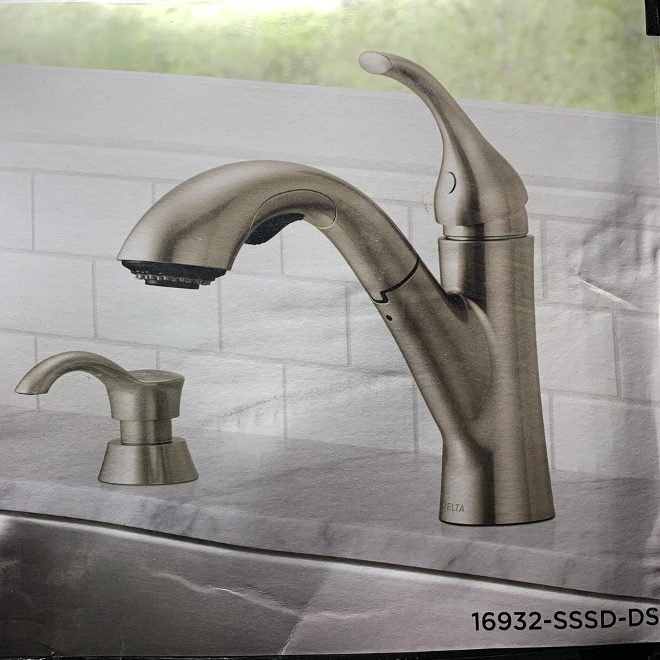 Grifo de cocina Delta Kessler (16932-SSSD-DST) en acero inoxidable brillante Foto 1 de 1