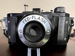 Vintage Bakelite Camera Red Flash Federal MFG Brooklyn New York USA Candid Type
