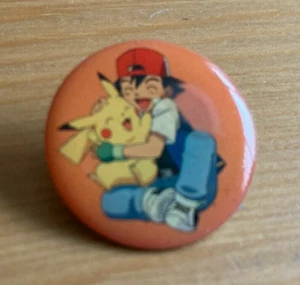 VINTAGE RETRO NINTENDO POKEMON - ASH PIKACHU HUG ORANGE ENAMEL / METAL PIN BADGE - Picture 1 of 2