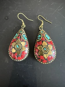 Böhmische messingfarbene Ohrhänger mit roten und türkisfarbenen Farben - Bild 1 von 8
