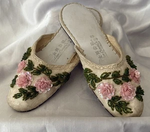 Zapatillas chinas vintage con cuentas flores sobre satén talla pequeña 6ish - Imagen 1 de 8
