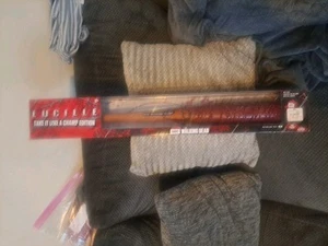 TWD Lucille Bloody Bat Prop; Take It Like a Champ Edition McFarlane Toys Nuevo en caja - Imagen 1 de 10