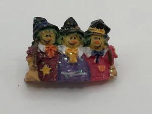 Spilla Vintage Trio di Streghe Multicolore Scintillante Acrilico Autunno Halloween Spilla - Foto 1 di 4