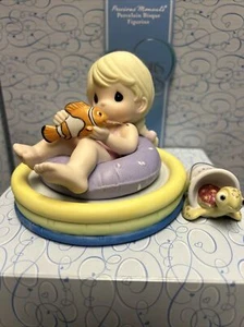 Precious Moments 920004 Friends Have A Way Of Keeping You Cool! Disney Nemo - Picture 1 of 16