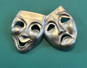 SPILLA GIOIELLI VINTAGE SPILLA MASCHERE TEATRO HAPPY SAD ARGENTO TONO METALLO ESTATE - Foto 1 di 4