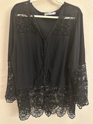 Blusa estilo cárdigan kimono abotonada detalle encaje negro solitario 2x Foto 1 de 4