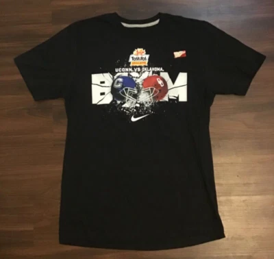 2011 Fiesta Bowl Connecticut vs Oklahoma Nike Camiseta Conmemorativa Adulto M Foto 1 de 3