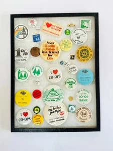 Pines de campaña COOP COOPERATIVE en marco de exhibición - 35 prendedores originales - Imagen 1 de 4