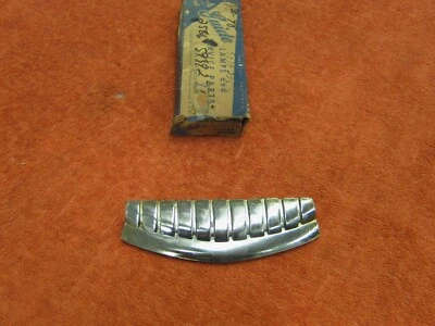 NOS 1950 OLDSMOBILE 98 LÁMPARA DE ESTACIONAMIENTO CARCASA REJILLA SUPERIOR CENTRAL BARRA 5939236 Foto 1 de 4