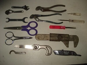 14 Vintage Metall kleine Spielzeug Werkzeuge Schraubenschlüssel Säge Zange Schere Schraubendreher wie besehen - Bild 1 von 6