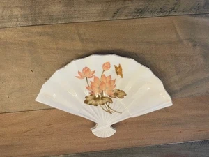 Plato vintage de porcelana japonés flor de loto en forma de abanico con adornos dorados 9,75" l - Imagen 1 de 2