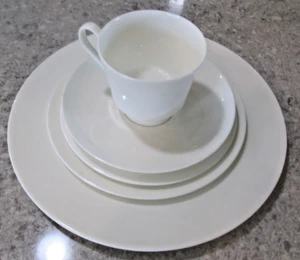 Mikasa 1970's White Bone China Discontinued 5 Piece Place Setting No. 115 - Picture 1 of 11