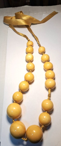 VETEMENTS Collana perle tonde graduate legno legno vintage 25" nastro legato a mano giallo pallido
