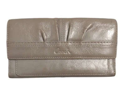 ❤️ Cartera sobre delgada de charol plisada Coach Soho gris F42813 ❤️ $218 Foto 1 de 4