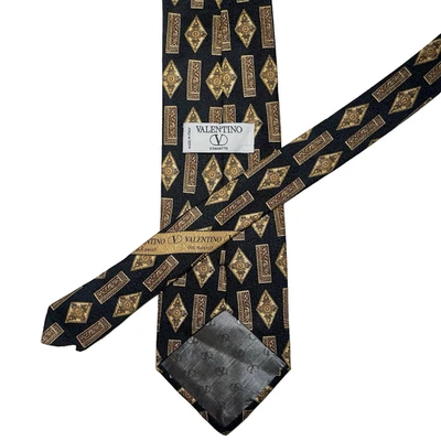 Corbata de diseñador VALENTINO Cravatte para hombre negra y dorada con patrón geométrico de colección Foto 1 de 4