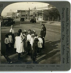 Poliziotto stradale che aiuta i bambini ad attraversare la strada Keystone Stereoview c1910 - Foto 1 di 3