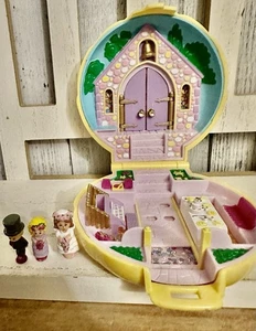 Vintage 1989 Polly Pocket Nancy’s Wedding Day Chapel Yellow Compact W/ 3 Figures - Picture 1 of 7