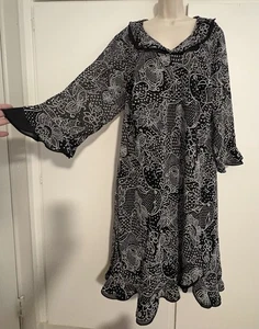 Leicht getragenes mittellanges Kleid Übergröße 20 schwarz mit weißem Druck von Dressbarn - Bild 1 von 11