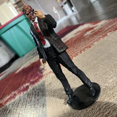 FIGURA DE ACCIÓN SUELTA TWO FACE MCFARLANE DC MULTIVERSE DARK KNIGHT TRILOGY SIN PERDICIÓN Foto 1 de 3