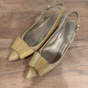 Ladies Stuart Weitzman Yellow Mustard Patent Leather Kitten Heels Bow Sling Back - Picture 1 of 12