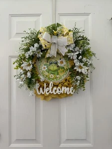 NEW Handcrafted “Frog Bees Daisies Welcome” 18” Wreath With Flowers And Bow - Picture 1 of 4