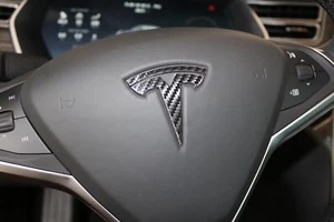 Calcomanía con logotipo "T" para volante Tesla Model S/X/3/Y - ¡Muchos colores!¡! - Imagen 1 de 16